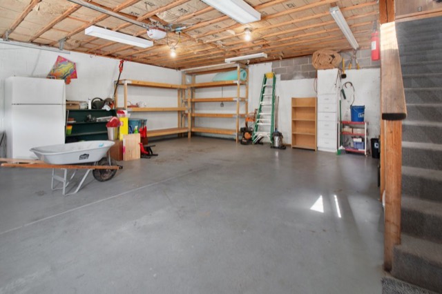 Leere Garage im Innern eines Wohnhauses.