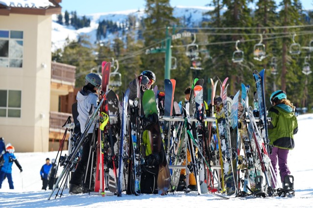 Wintersport-Ausrüstung und Ski.